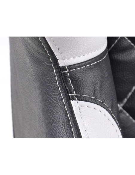 Sedili sportivi FK I sedili semiguscio per auto conferiscono a Las Vegas un look da sport motoristico con trapuntatura